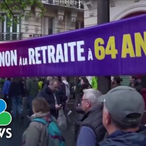 Hundreds of thousands in Paris protest law raising retirement age